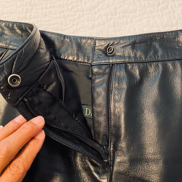 Danier lined black leather skirt - Picture 2 of 5